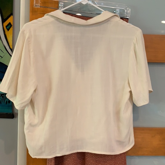 Linen Cropped Button Down - Picture 3 of 4